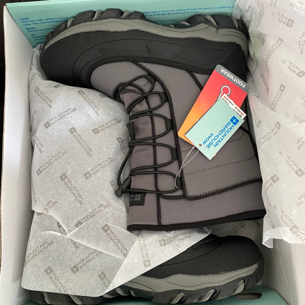 Youth waterproof snow boots size 6
